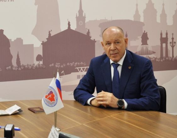 николаев за столом.jpg