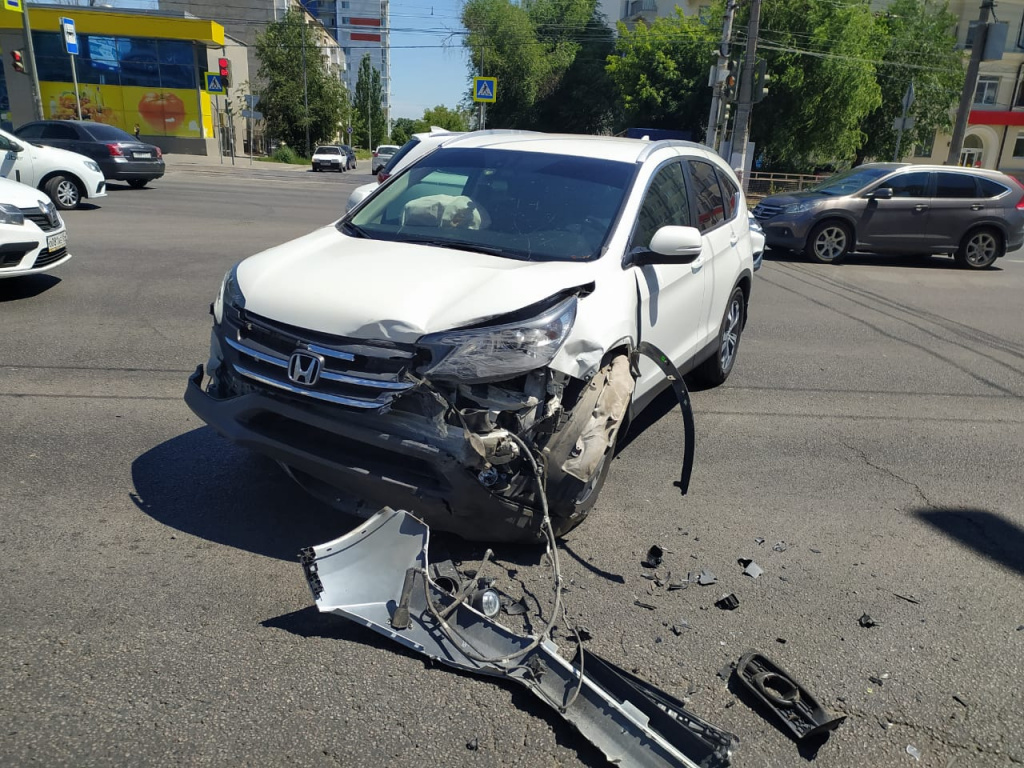 Внедорожник решил не пропускать ВАЗ: видео эффектного ДТП в центре  Волгограда