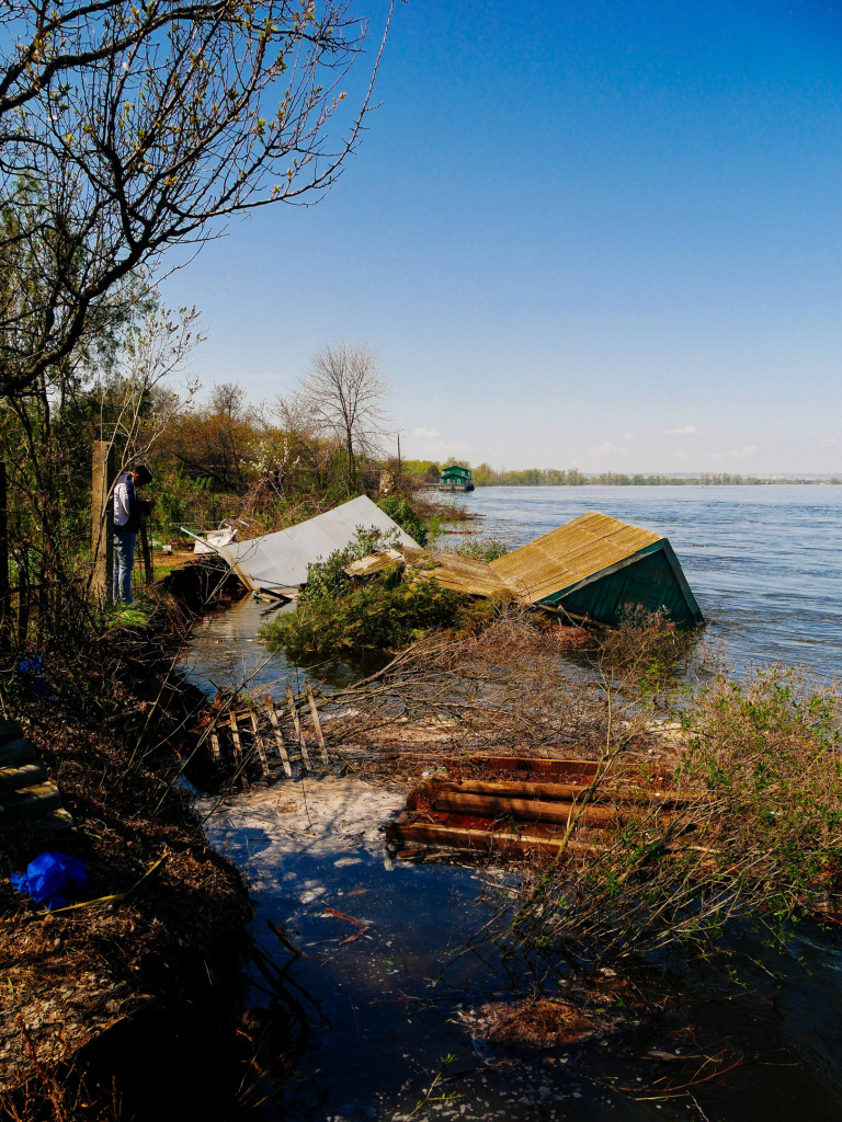 В Волгограде смыло в Волгу дома на острове Сарпинском: фоторепортаж