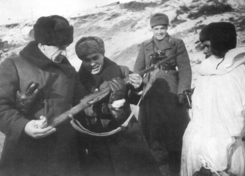 Командующий 62-й армией В.И. Чуйков (слева) и член военного совета К.А. Гуров во время беседы с легендарным снайпером В.Г. Зайцевым рассматривают его винтовку..jpg