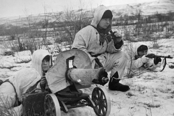 Пулеметный расчет старшего сержанта В.Н. Плотникова на боевой позиции. Сталинградский фронт, 64-я армия, ноябрь 1942 г.jpg