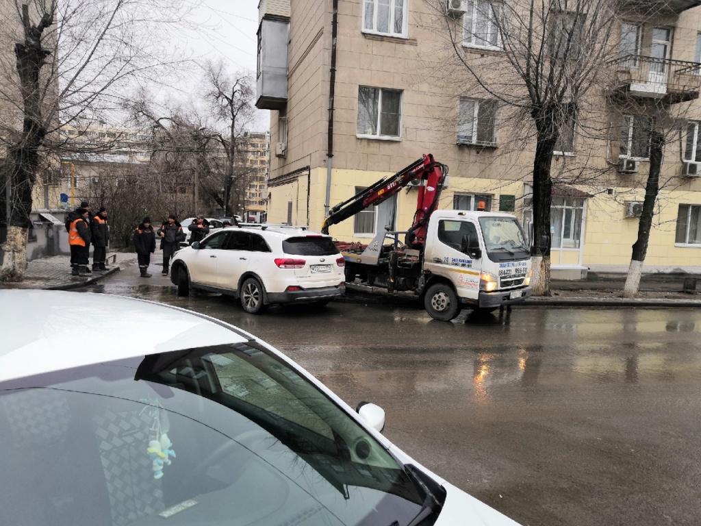 В центре Волгограда кроссовер вытаскивали из ямы с помощью эвакуатора