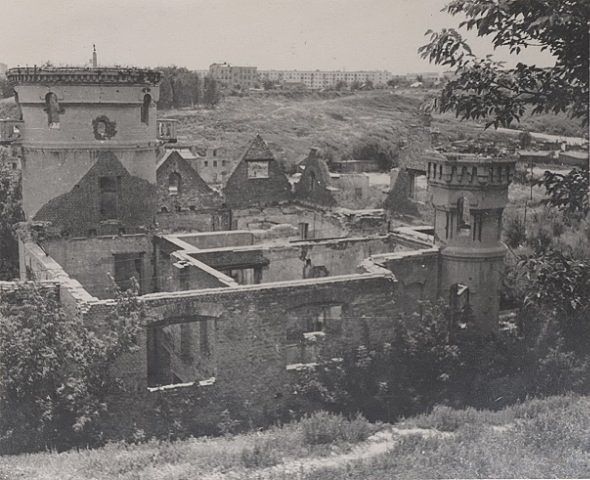 замок миллера развалины.jpg
