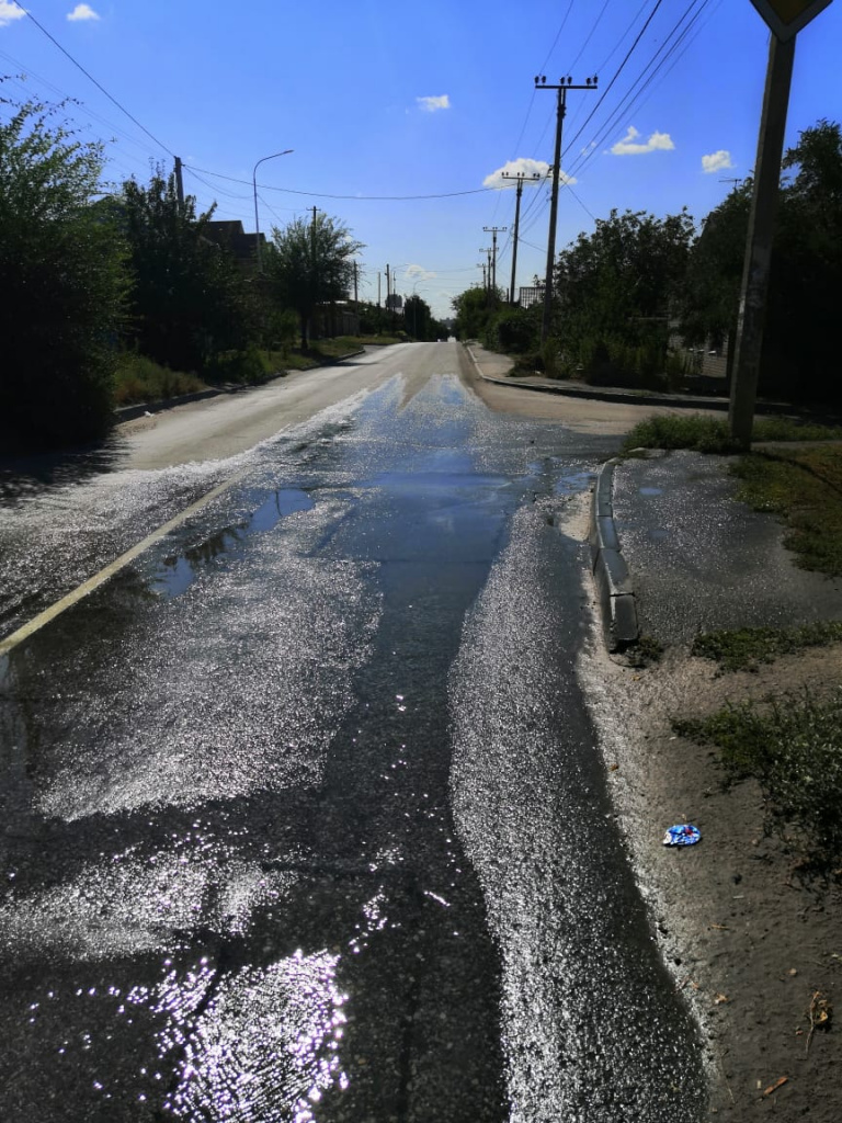 Без воды шестой день сидят жители поселка Ангарского: чиновники лишь  разводят руками